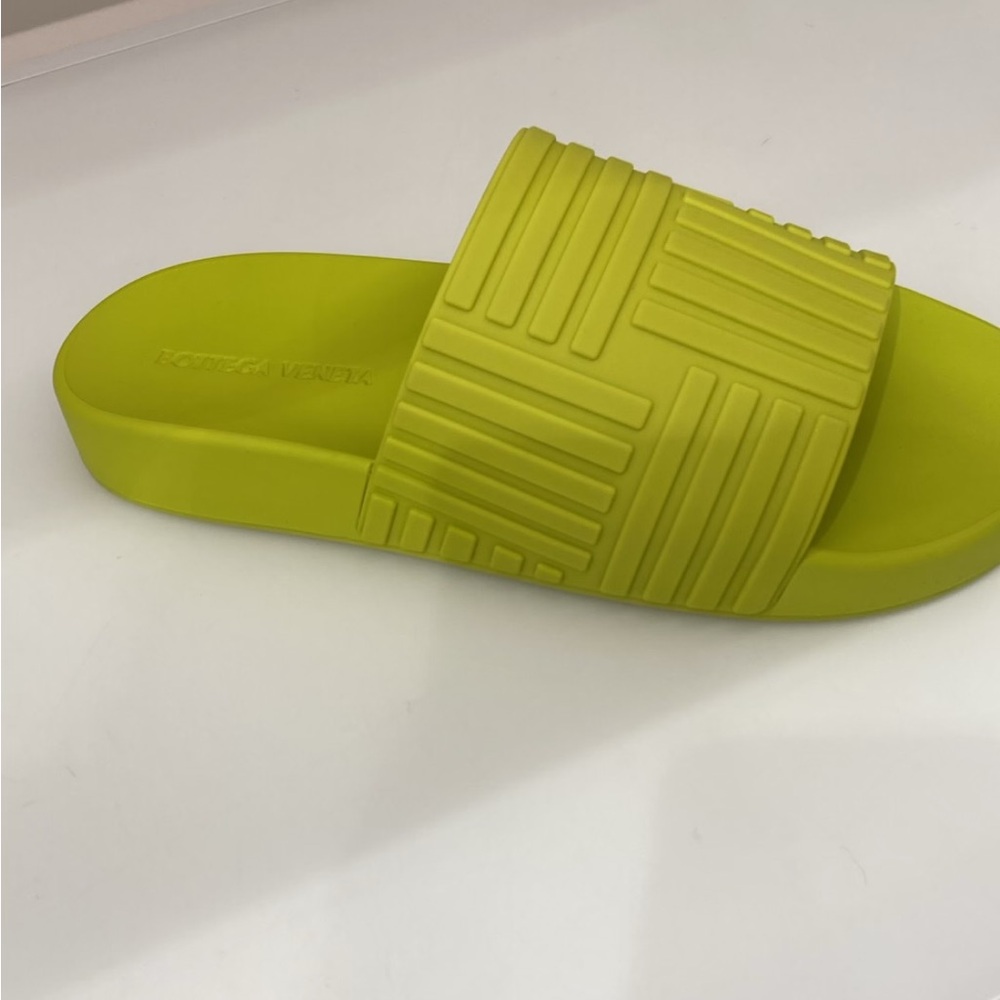 Bottega Veneta Lime Green Slippers comes with the box and dust bag